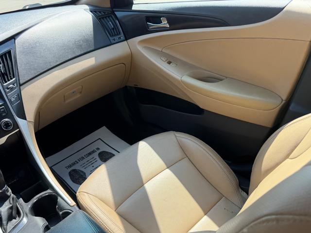 Hyundai Sonata Vehicle Full-screen Gallery Image 16