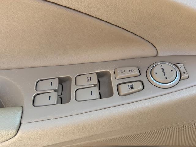 Hyundai Sonata Vehicle Full-screen Gallery Image 17