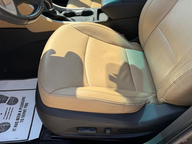Hyundai Sonata Vehicle Full-screen Gallery Image 18
