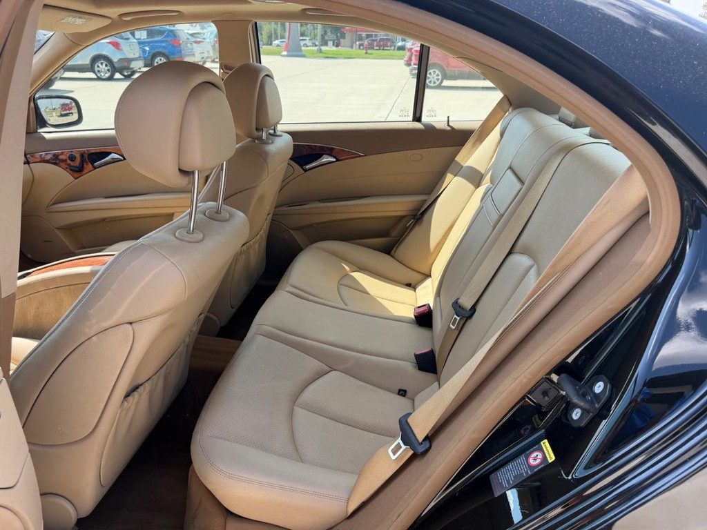 Mercedes-Benz E-Class Vehicle Full-screen Gallery Image 7