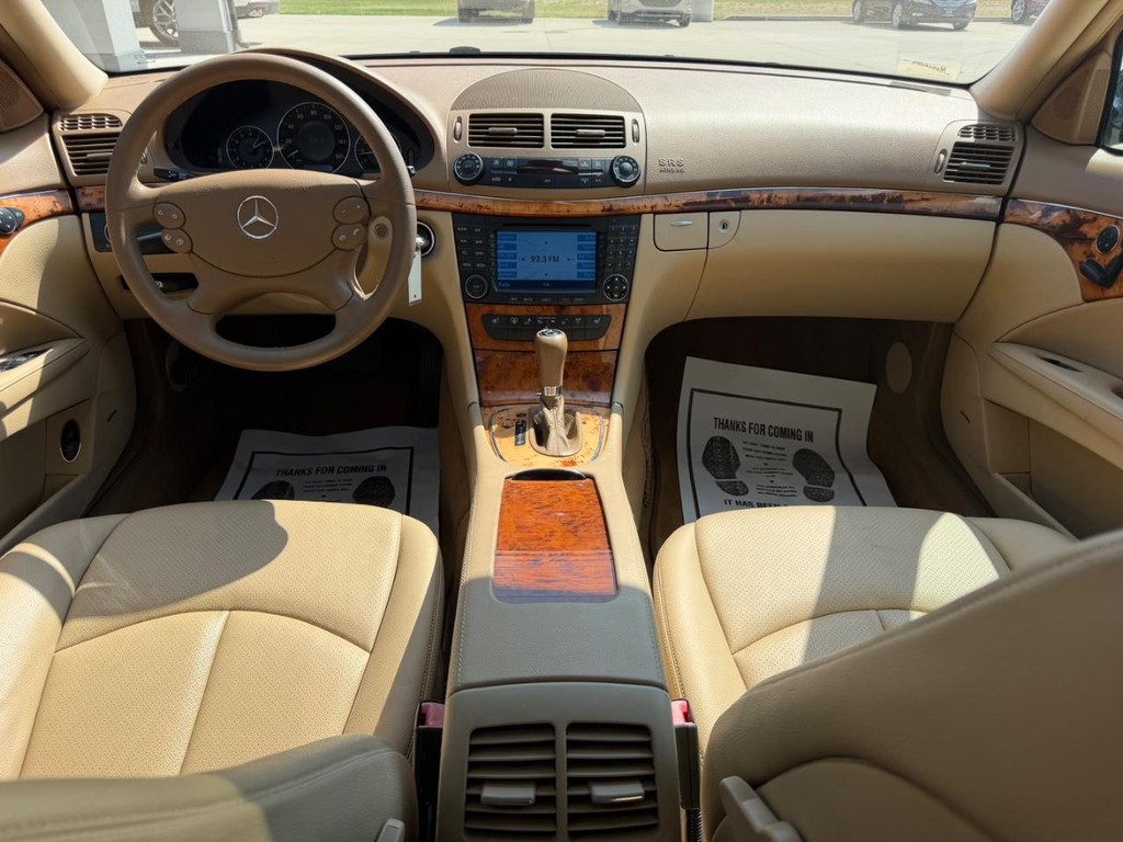 Mercedes-Benz E-Class Vehicle Full-screen Gallery Image 9