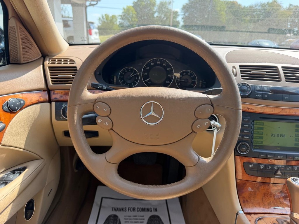 Mercedes-Benz E-Class Vehicle Full-screen Gallery Image 10