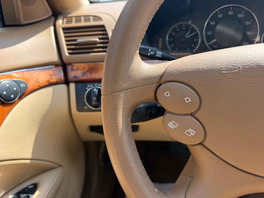 Mercedes-Benz E-Class Vehicle Full-screen Gallery Image 11