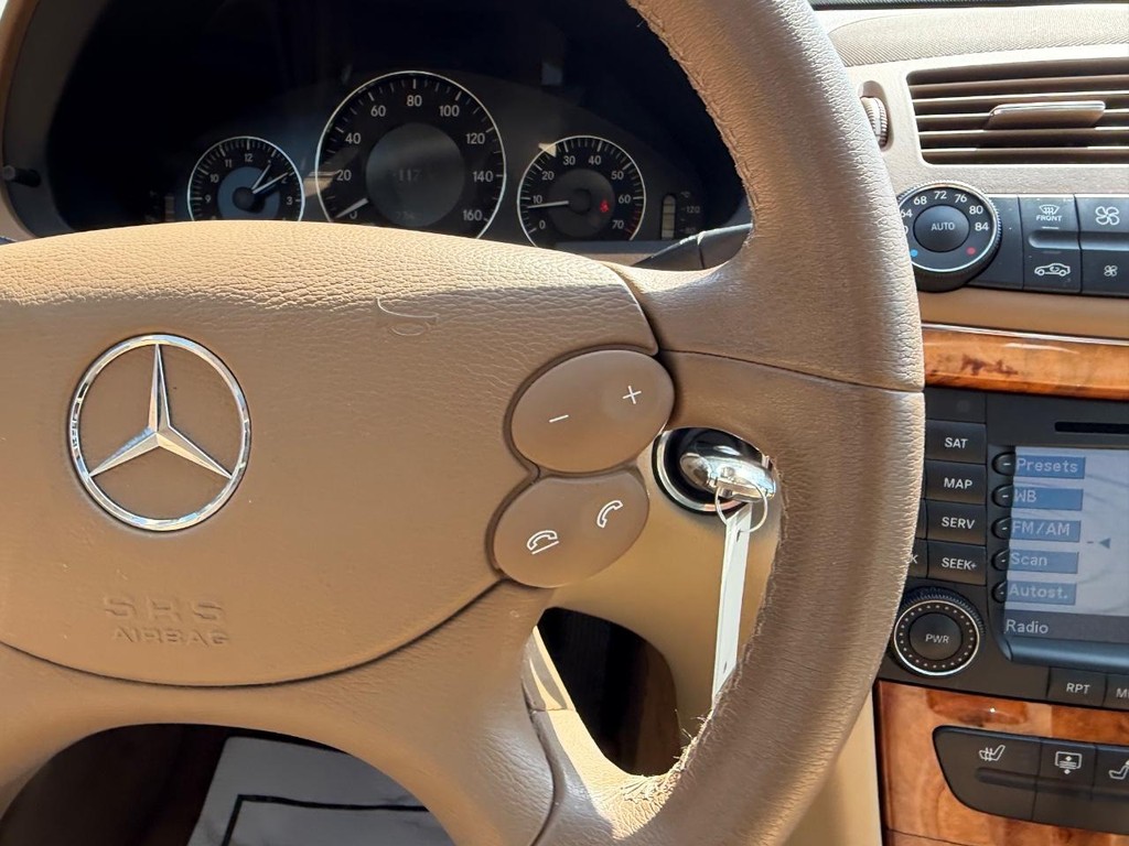Mercedes-Benz E-Class Vehicle Full-screen Gallery Image 12