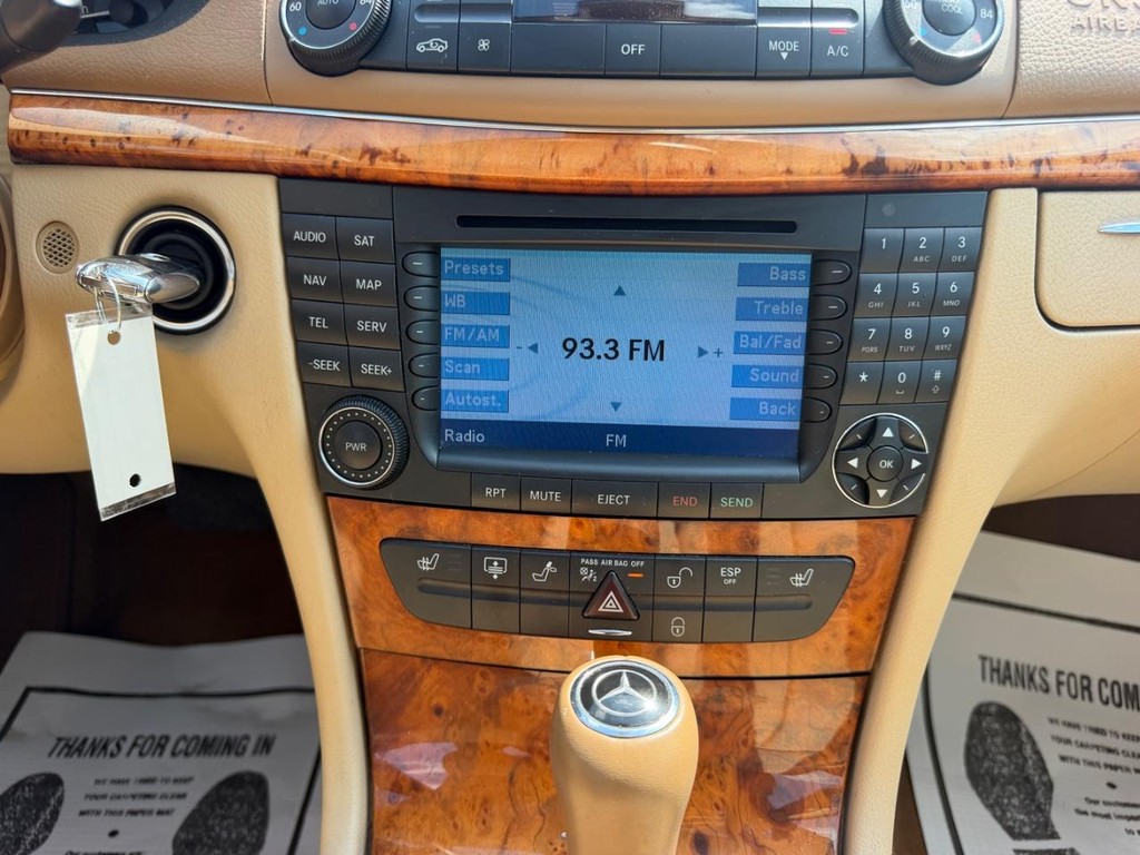 Mercedes-Benz E-Class Vehicle Full-screen Gallery Image 14