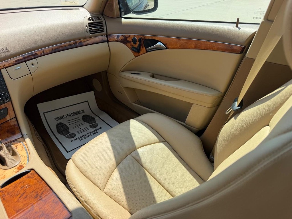 Mercedes-Benz E-Class Vehicle Full-screen Gallery Image 16