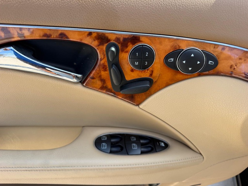 Mercedes-Benz E-Class Vehicle Full-screen Gallery Image 17