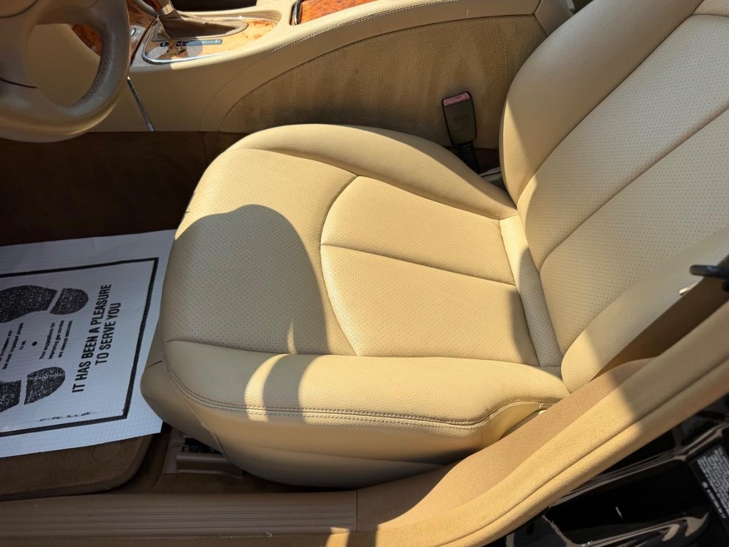 Mercedes-Benz E-Class Vehicle Full-screen Gallery Image 18