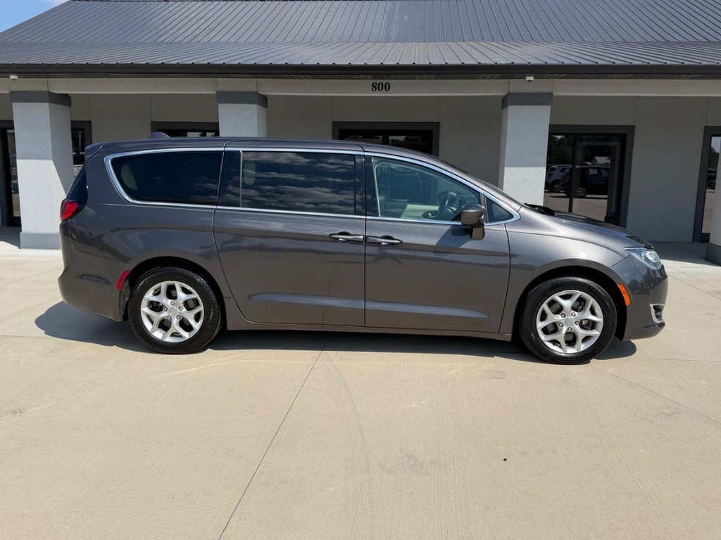 Chrysler Pacifica Vehicle Full-screen Gallery Image 2