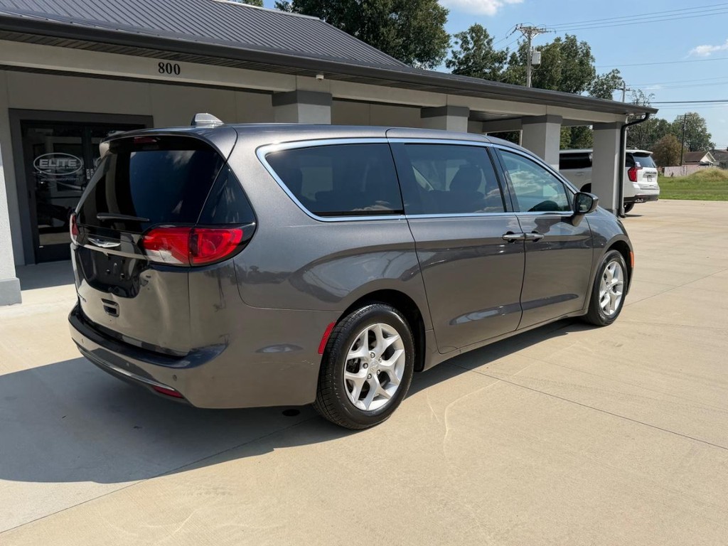 Chrysler Pacifica Vehicle Full-screen Gallery Image 3