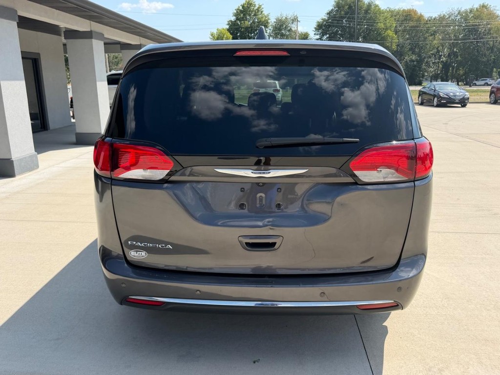 Chrysler Pacifica Vehicle Full-screen Gallery Image 4