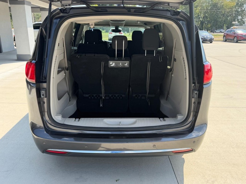 Chrysler Pacifica Vehicle Full-screen Gallery Image 5