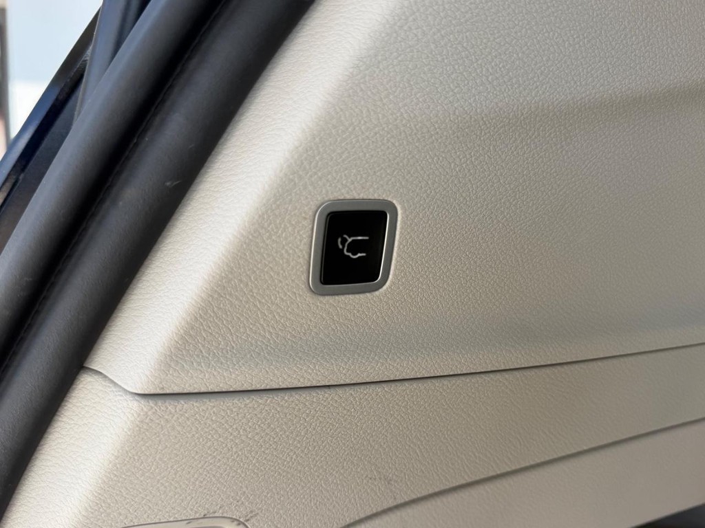 Chrysler Pacifica Vehicle Full-screen Gallery Image 6