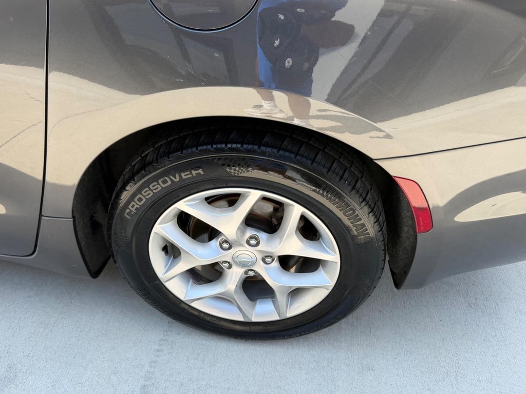 Chrysler Pacifica Vehicle Full-screen Gallery Image 7
