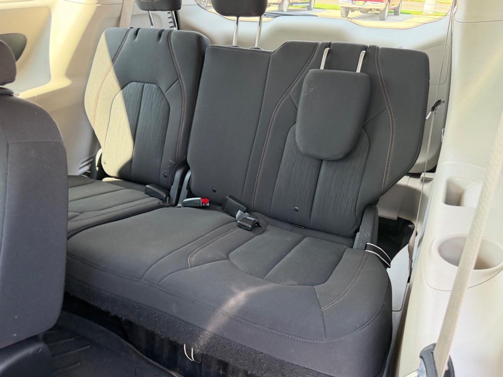 Chrysler Pacifica Vehicle Full-screen Gallery Image 8