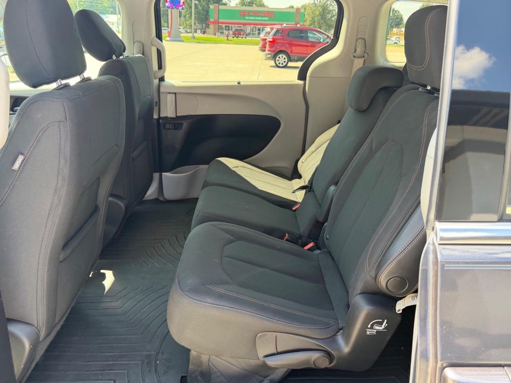 Chrysler Pacifica Vehicle Full-screen Gallery Image 9