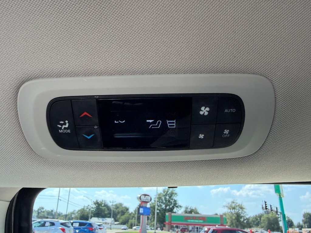Chrysler Pacifica Vehicle Full-screen Gallery Image 10
