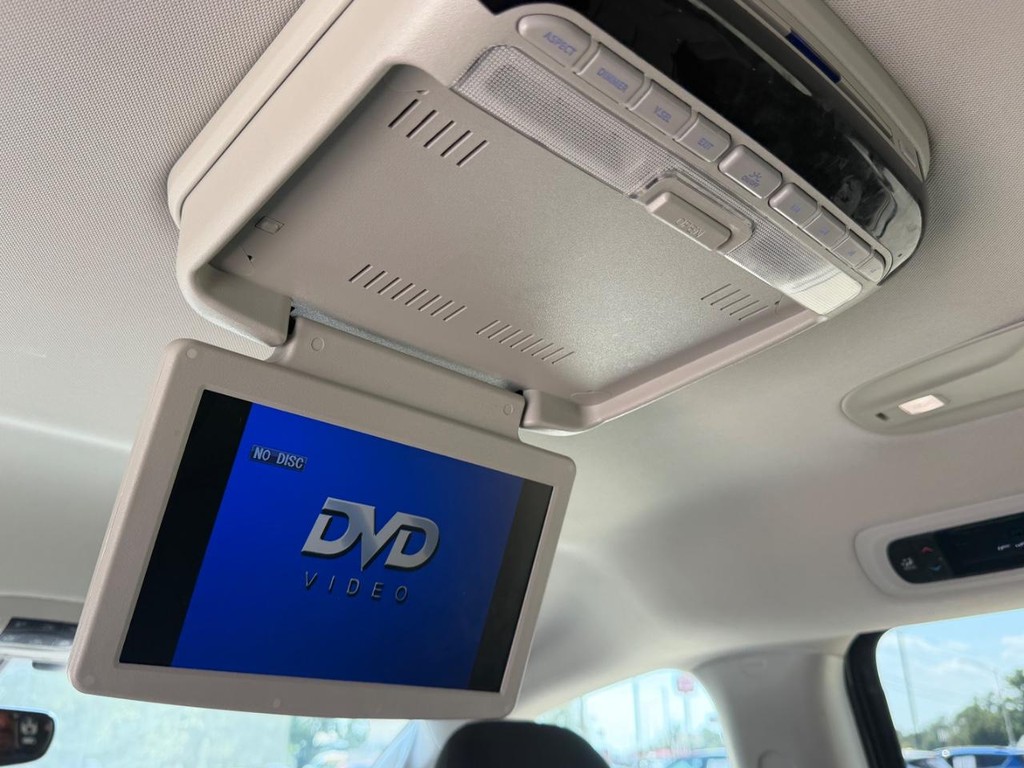 Chrysler Pacifica Vehicle Full-screen Gallery Image 11