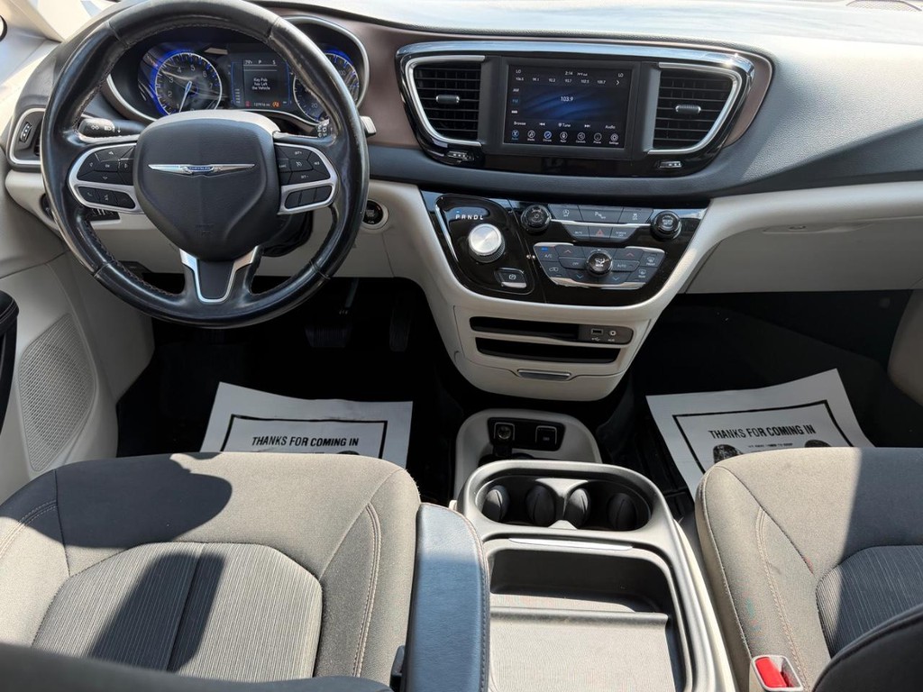 Chrysler Pacifica Vehicle Full-screen Gallery Image 12