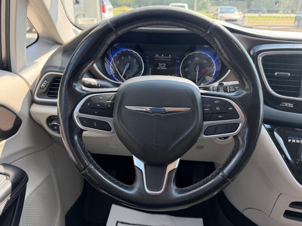 Chrysler Pacifica Vehicle Full-screen Gallery Image 13
