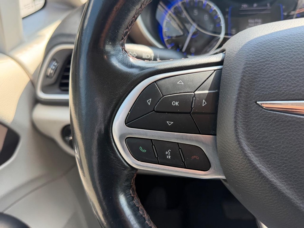 Chrysler Pacifica Vehicle Full-screen Gallery Image 14