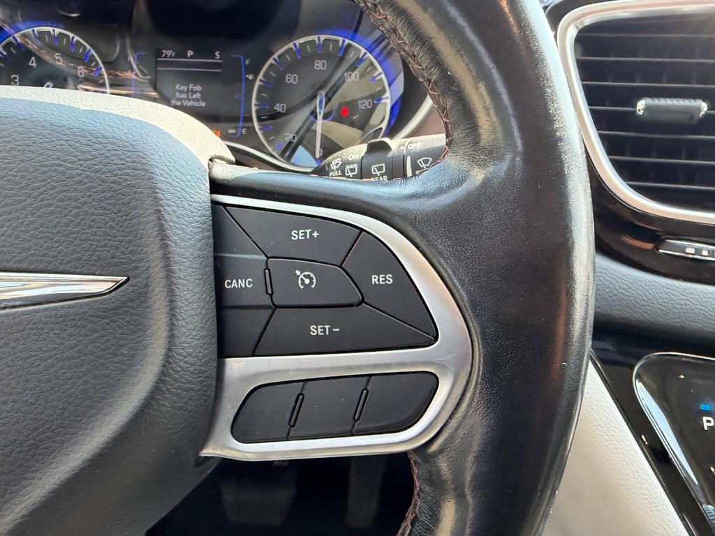 Chrysler Pacifica Vehicle Full-screen Gallery Image 15
