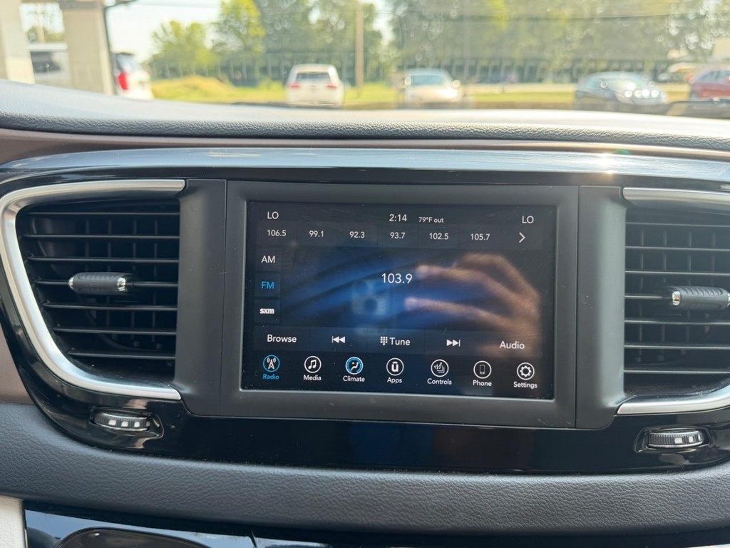 Chrysler Pacifica Vehicle Full-screen Gallery Image 16