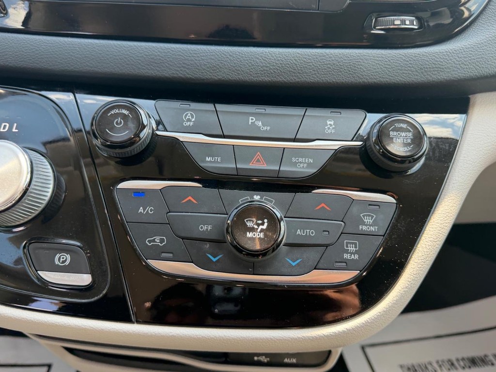 Chrysler Pacifica Vehicle Full-screen Gallery Image 17