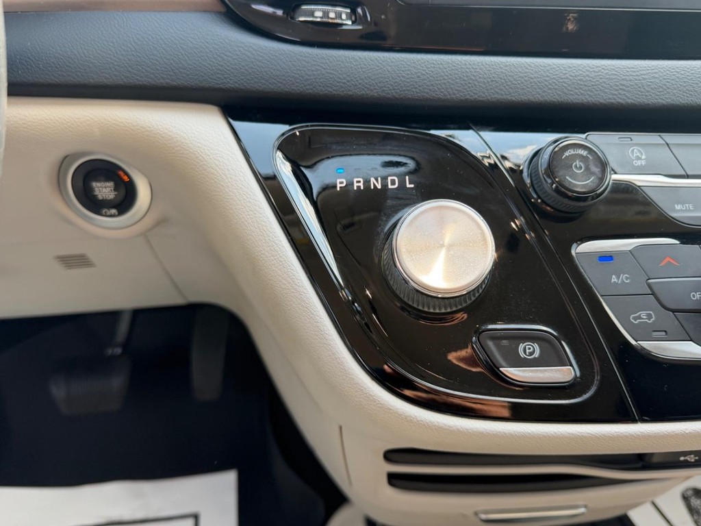 Chrysler Pacifica Vehicle Full-screen Gallery Image 18