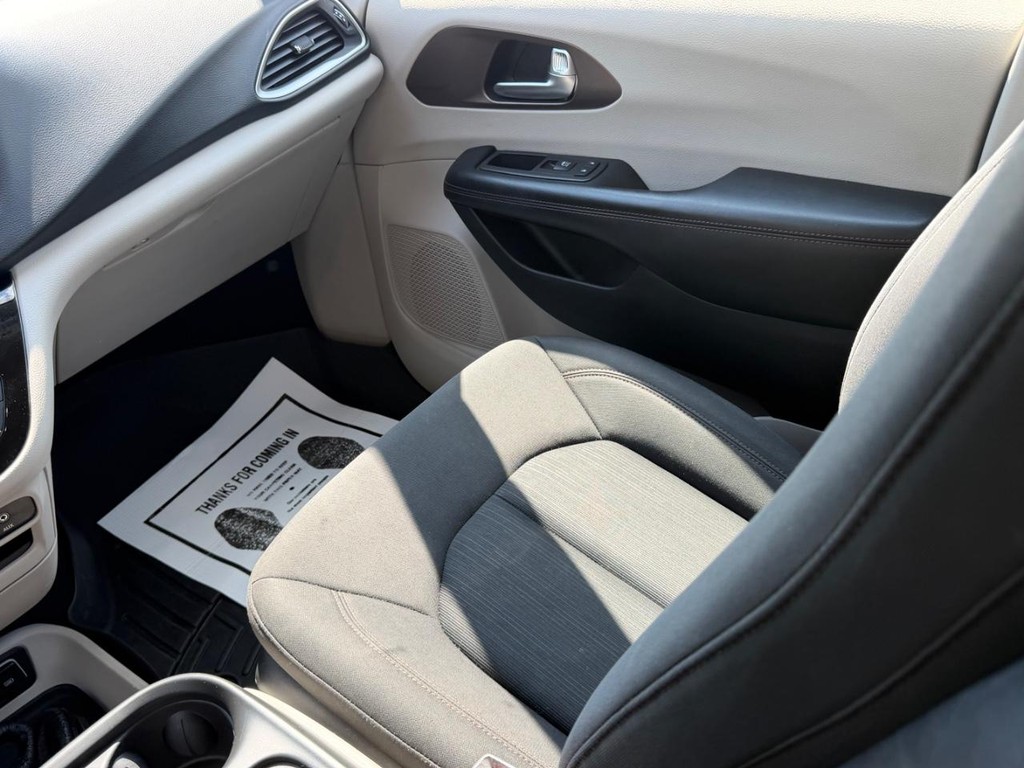 Chrysler Pacifica Vehicle Full-screen Gallery Image 19