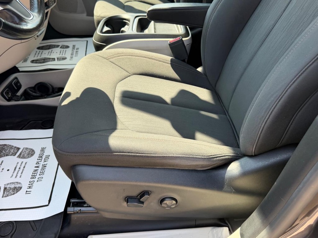 Chrysler Pacifica Vehicle Full-screen Gallery Image 21