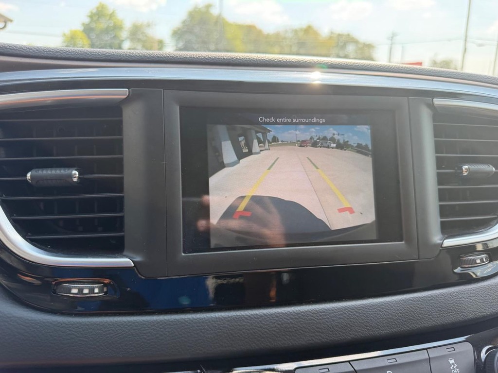Chrysler Pacifica Vehicle Full-screen Gallery Image 23