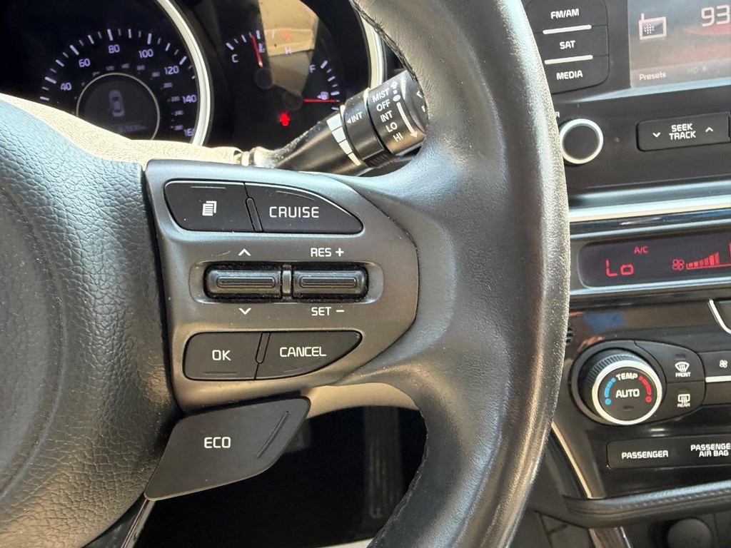 Kia Optima Vehicle Full-screen Gallery Image 12