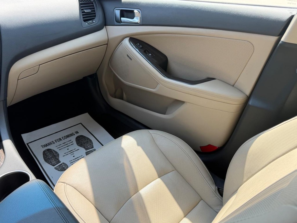 Kia Optima Vehicle Full-screen Gallery Image 16