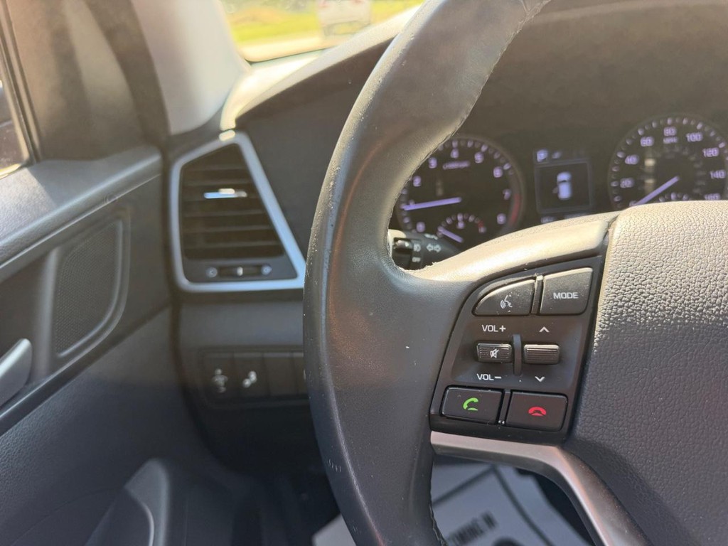 Hyundai Tucson Vehicle Full-screen Gallery Image 12