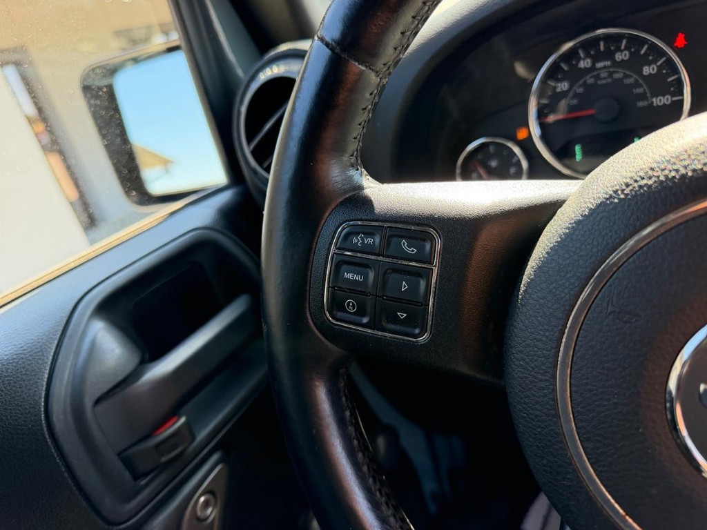 Jeep Wrangler Vehicle Full-screen Gallery Image 9