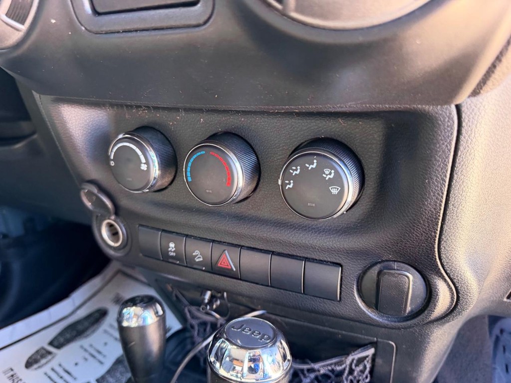Jeep Wrangler Vehicle Full-screen Gallery Image 12