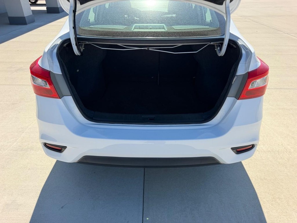 Nissan Sentra Vehicle Full-screen Gallery Image 5