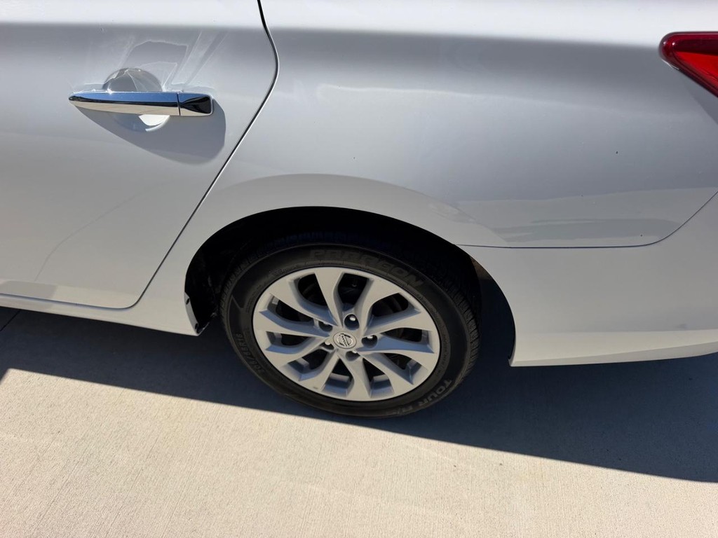 Nissan Sentra Vehicle Full-screen Gallery Image 6