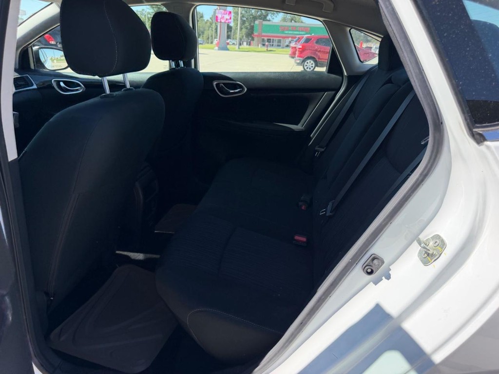 Nissan Sentra Vehicle Full-screen Gallery Image 7
