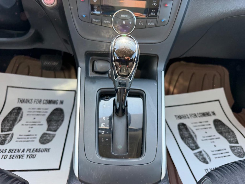 Nissan Sentra Vehicle Full-screen Gallery Image 14