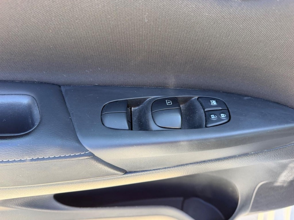 Nissan Sentra Vehicle Full-screen Gallery Image 16