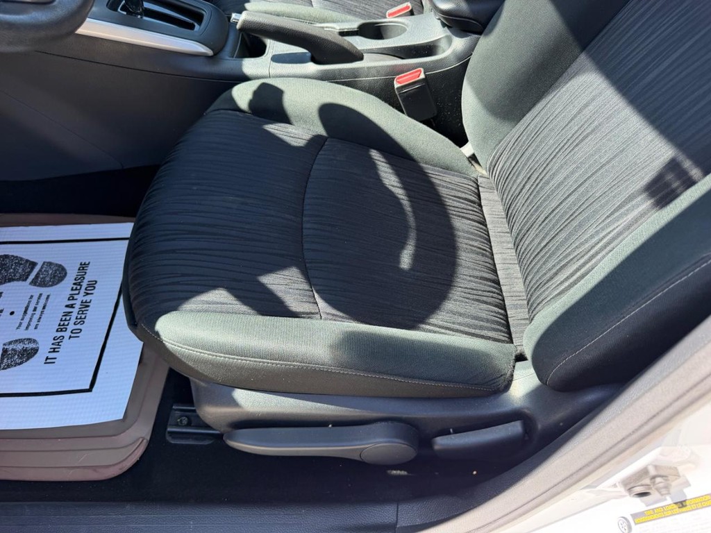 Nissan Sentra Vehicle Full-screen Gallery Image 17