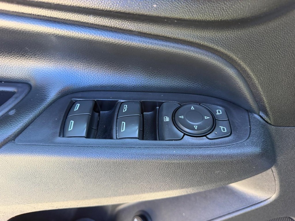 Chevrolet Equinox Vehicle Full-screen Gallery Image 17