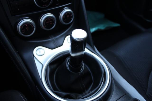 Nissan 370Z Vehicle Full-screen Gallery Image 09