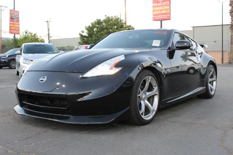 Nissan 370Z Vehicle Full-screen Gallery Image 01