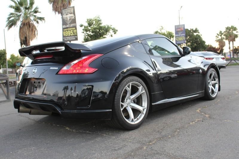 Nissan 370Z Vehicle Full-screen Gallery Image 02