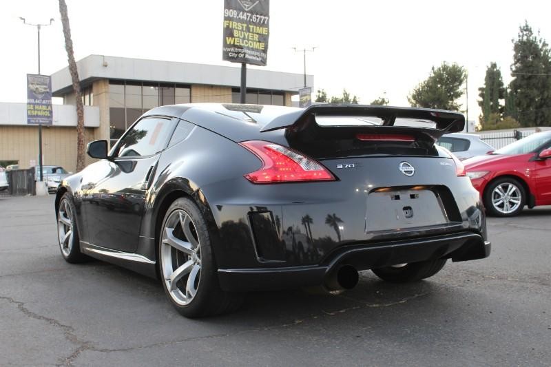 Nissan 370Z Vehicle Full-screen Gallery Image 03