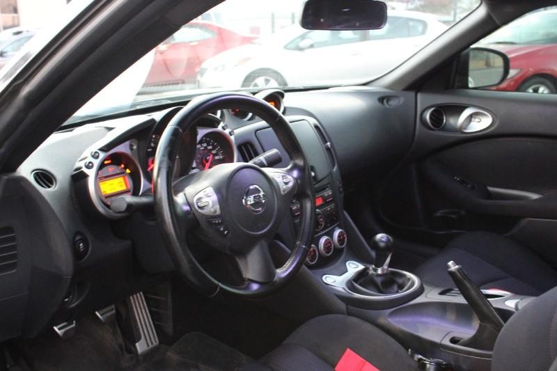 Nissan 370Z Vehicle Full-screen Gallery Image 05