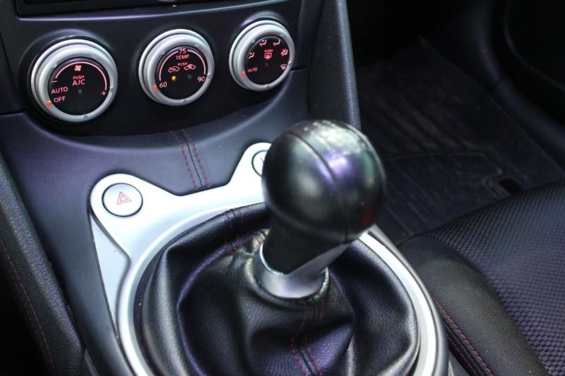 Nissan 370Z Vehicle Full-screen Gallery Image 07